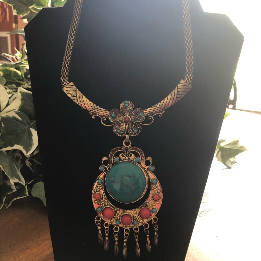 NWT: Beautiful Women’s Turquoise Necklace